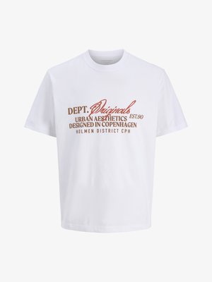 Wit T-shirt met korte mouwen en bruine en roestkleurige tekst waarop staat: "DEPT. Originals Urban Aesthetics Designed in Copenhagen Holmen District CPH."