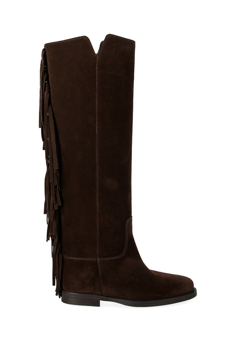 Bottes en daim marron montant jusqu'au genou avec un haut en forme de V, présentant de longues franges sur le côté extérieur et une semelle noire plate.