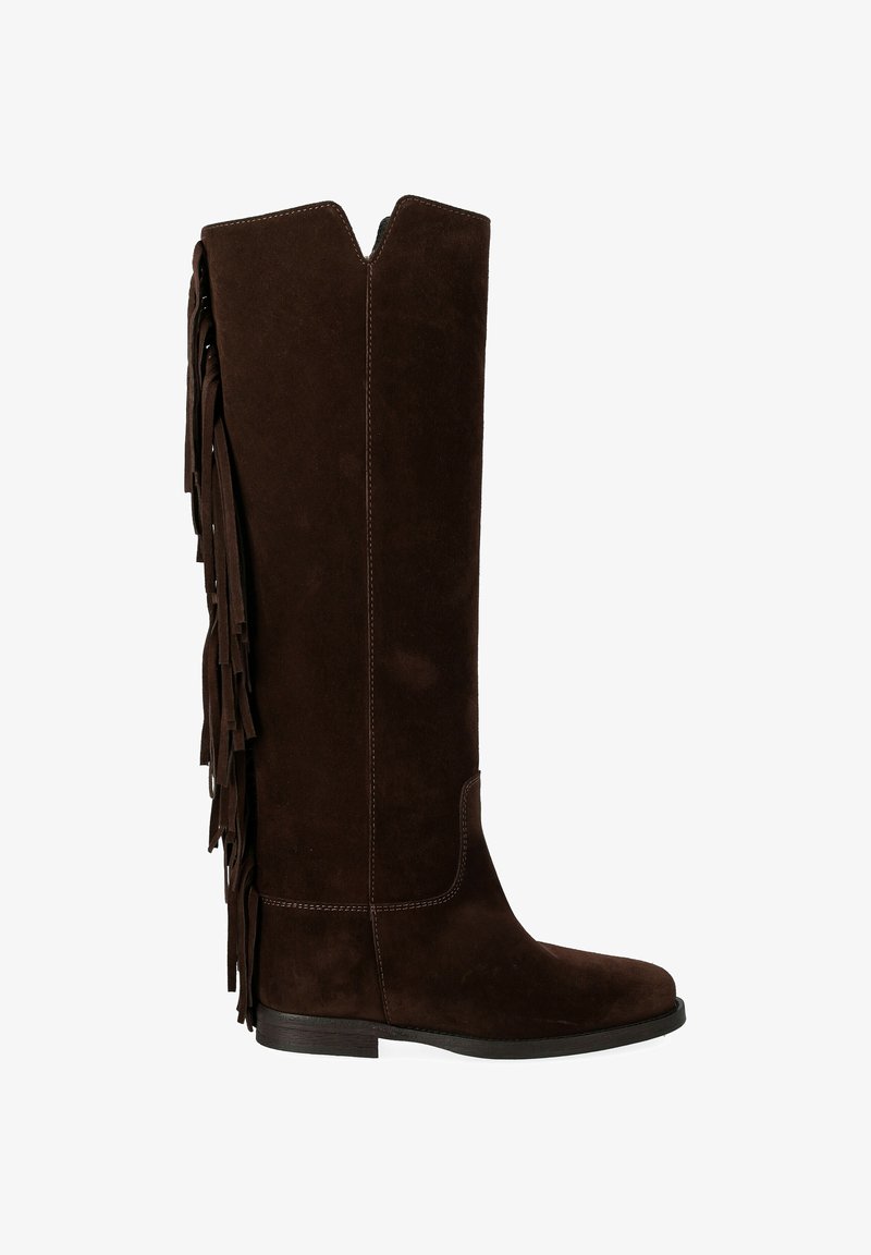 Bottes en daim marron montant jusqu'au genou avec un haut en forme de V, présentant de longues franges sur le côté extérieur et une semelle noire plate.