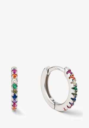 Naušnice od srebra u obliku prstenova s poliranim završnim slojem, koje sadrže višebojne dragulje postavljene duž jedne strane u kružnom uzorku.