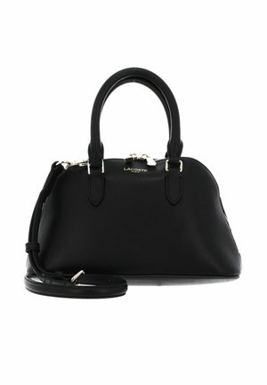 Sac à main en cuir noir Lacoste avec fermeture éclair, double poignées supérieures et bandoulière amovible sur fond blanc.