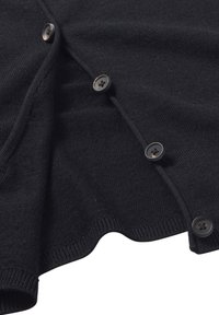 Schwarze Strickjacke mit V-Ausschnitt, geripptem Saum und sechs runden Knöpfen auf der Vorderseite, mit einer weichen Textur.