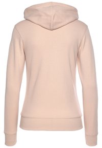 Felpa con cappuccio in morbido tessuto rosa chiaro. Presenta maniche lunghe, polsini e orlo a costine, e una superficie liscia.