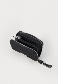 Melns maks ar rāvējslēdzēju, atvērts, lai parādītu kartēm paredzētās kabatas un iekšējo rāvējslēdzēja monētu kabatu, ar melnu un baltu nopītu rāvējslēdzēja pievilkēju uz vienkārša fona.