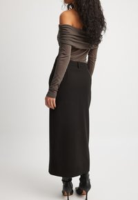 NA-KD MIT FRONTSCHLITZ - Maxirok - black