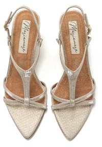 Tacones slingback plateados con punta afilada, parte superior texturada con un patrón de cuadrícula, plantilla color beige y hebilla ajustable.