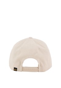 Bežna bombažna kapa z nastavljivim zapiranjem na zadnji strani, z črno oznako na strani in prezračevalnimi luknjami za boljšo zračnost.