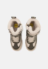 Grønne og kremfarvede høj-top sneakers med en plyschforing, snørrelukning og logo-detaljer; tekstureret ruskind og tekstilmaterialer.