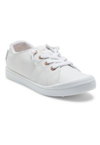 Hvit sneaker med en teksturert skinnoverdel, rund tå, kontrasterende roségull snørehull og hvite lisser. Flat gummisåle og polstret krage.