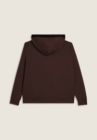 Sweat à capuche marron avec un design simple, un tissu texturé et des poignets et un ourlet côtelés. La capuche a un doublage intérieur noir.