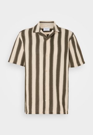 Camicetta a maniche corte con colletto button-down che presenta strisce alternate di crema e verde oliva e un motivo testurizzato in tutto.