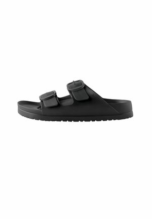 Zwarte sliders met twee verstelbare gespsluiting. Gemaakt van een glad materiaal, met een structuurzool voor grip. Lichtgewicht ontwerp.