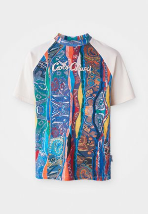 Farbige kurzärmlige T-Shirt mit hohem Kragen, auf der Vorderseite mit einem Muster in Blau, Rot, Grün und Gelb, mit einem Logo und weißen Ärmeln.