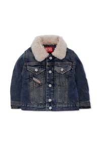 Veste en denim avec un col en fausse fourrure beige doux, poches avant, boutons argentés, tissu bleu foncé et légères distorsions sur les bords.