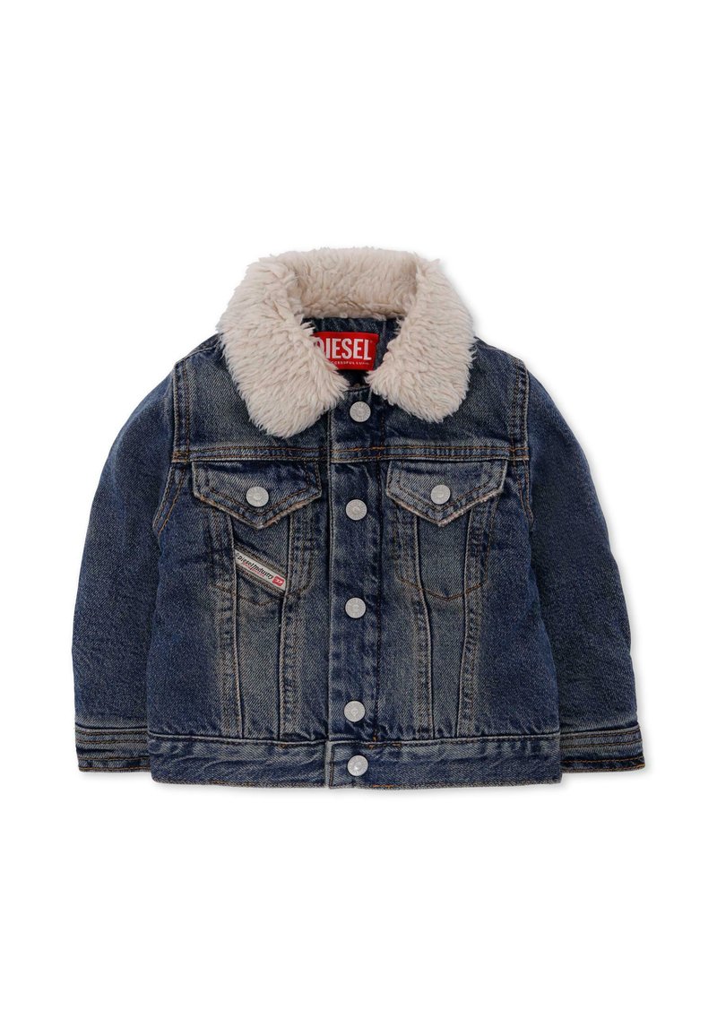 Veste en denim avec un col en fausse fourrure beige doux, poches avant, boutons argentés, tissu bleu foncé et légères distorsions sur les bords.