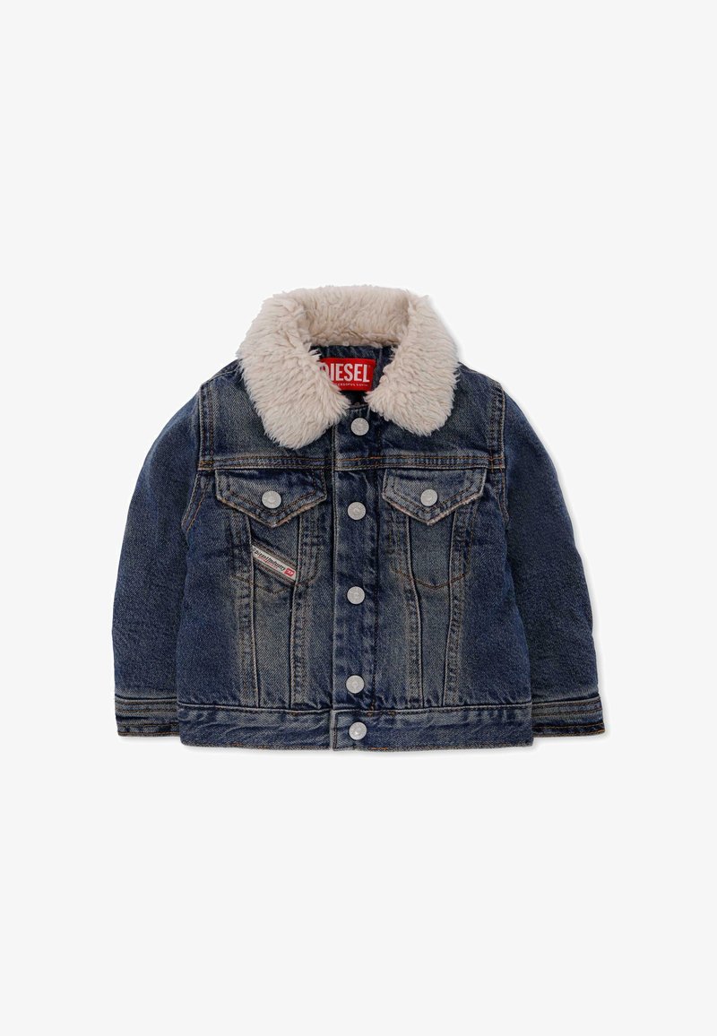 Veste en denim avec un col en fausse fourrure beige doux, poches avant, boutons argentés, tissu bleu foncé et légères distorsions sur les bords.