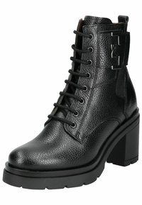 Stivale alla caviglia in pelle nera con finitura texturizzata, punta rotonda, design con lacci e tacco spesso. Presenta dettagli metallici sui lati.