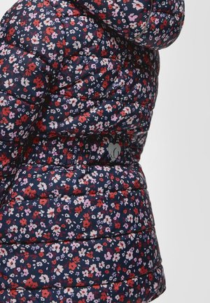 Doudoune bleu marine avec un motif floral rouge, blanc et rose, dotée d'une taille cintrée et d'un logo en forme de cœur dans le dos.