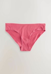 Lichtroze katoenen ondergoed met een lage taille, voorzien van een gladde textuur en subtiele stiksels langs de tailleband en beenopeningen.