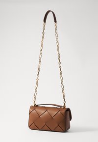 Borsa a tracolla in pelle marrone con design trapuntato, tracolla in catena dorata e finitura testurizzata, con un manico corto e forma rettangolare.