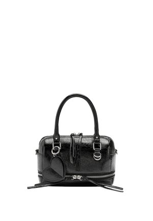 Czarna torebka ze skóry o fakturze, z podwójnymi uchwytami, dwoma zamkami błyskawicznymi oraz zawieszką w kształcie serca na jednym z uchwytów.