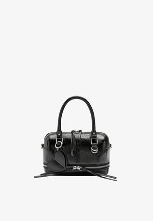 Czarna torebka ze skóry o fakturze, z podwójnymi uchwytami, dwoma zamkami błyskawicznymi oraz zawieszką w kształcie serca na jednym z uchwytów.