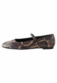 Scarpa ballerina piatta con una stampa a serpente. Presenta un leggera punta arrotondata, una sottile cinghia con dettaglio a bottone e una suola nera. Realizzata in materiale sintetico.
