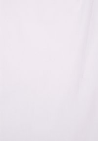 Ljusrosa tyg med en slät textur, utan mönster och med en jämn färg, som visar en mjuk matt yta.