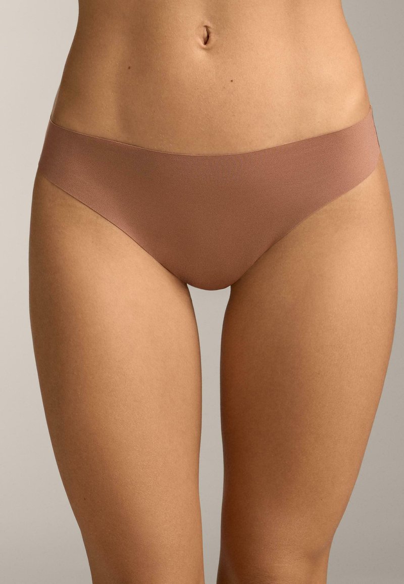 Nahtloser Bikini aus einer Baumwollmischung in einem hellbraunen Farbton. Verfügt über eine glatte Textur und ein minimalistisches Design mit einem niedrig sitzenden Bund.