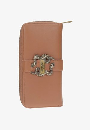 Portefeuille en cuir marron avec un fermoir en forme de serpent doré et le logo "Just Cavalli Milano" sur le devant, fermeture éclair sur le côté.