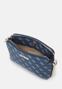 Blauwe met patroon afgewerkte ritstas met gouden hardware en een beige interieur. Bevat een herhalend logo-ontwerp, gemaakt van synthetisch materiaal.
