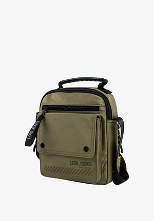 Bolso mensajero color caqui con detalles en negro, asa superior, bolsillo frontal con cremallera y detalle de logo. Hecho de tela duradera con un diseño compacto.