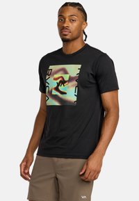 Schwarzes T-Shirt mit kurzen Ärmeln und einem bunten abstrakten Grafikdesign, das geometrische Formen und Text auf der Vorderseite zeigt. Aus Baumwollstoff.