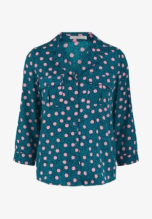 Sinivihreä pitkähihainen pusero, jossa on vaaleanpunaisia pilkkuja, nappikiinnitys edessä, rintataskut ja kaulus.