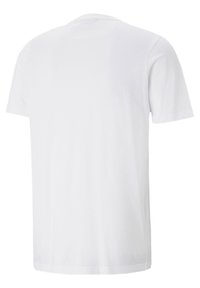 Hvid bomuld t-shirt, kortærmet, rund hals, enkelt design, blød tekstur med en afslappet pasform, ingen synlige logoer eller mønstre.