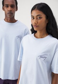 Tommy Jeans SIGNATURE - Camiseta básica - breezy blue