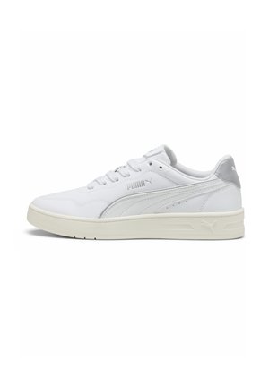 Baskets en cuir blanc avec une texture lisse, bout rond, design à lacets et un accent gris au talon. Présentant un logo discret.