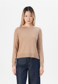 Lichtbruin, gebreid sweater met een ronde halslijn, lange mouwen en een rechte onderrand. Zachte textuur en minimalistisch ontwerp.