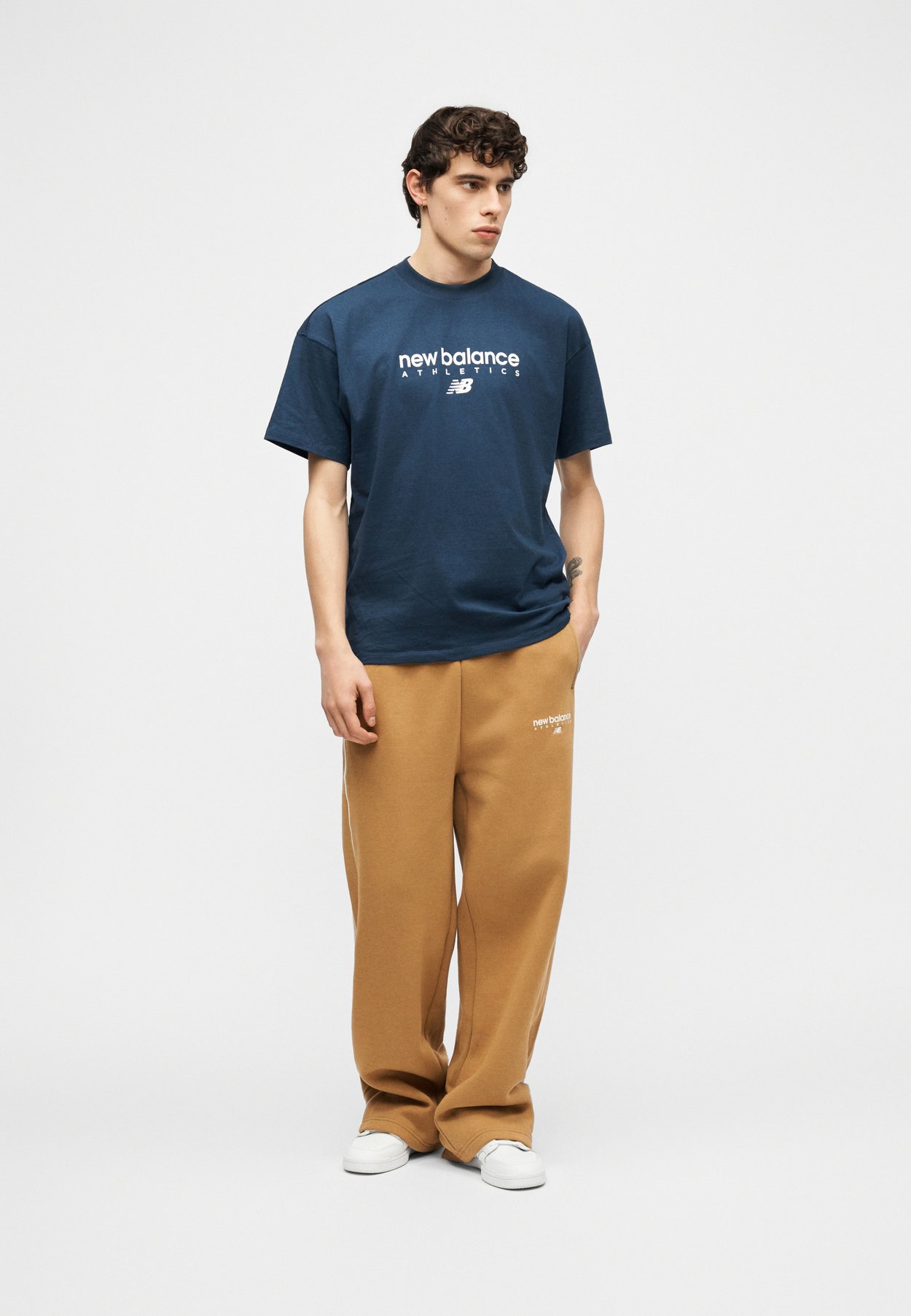 LINEAR GRAPHIC PANT