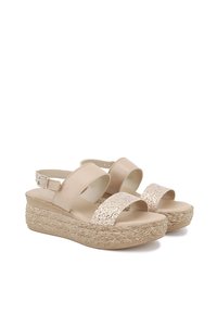 Sandali wedge beige, con due fascia larghe e una cinghia metallica, dotati di una suola in juta intrecciata e una cinghia alla caviglia regolabile.