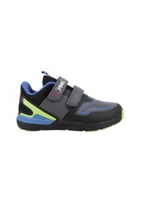 Scarpa sportiva nera con tomaia in rete, dettagli blu, cinturini grigi, suola verde e blu, con un design sportivo e suola in gomma antiscivolo.