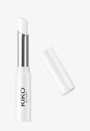 Stick de baume à lèvres blanc avec tube intérieur argenté et bouchon blanc, marqué "KIKO MILANO", bouchon placé à côté du baume ouvert.