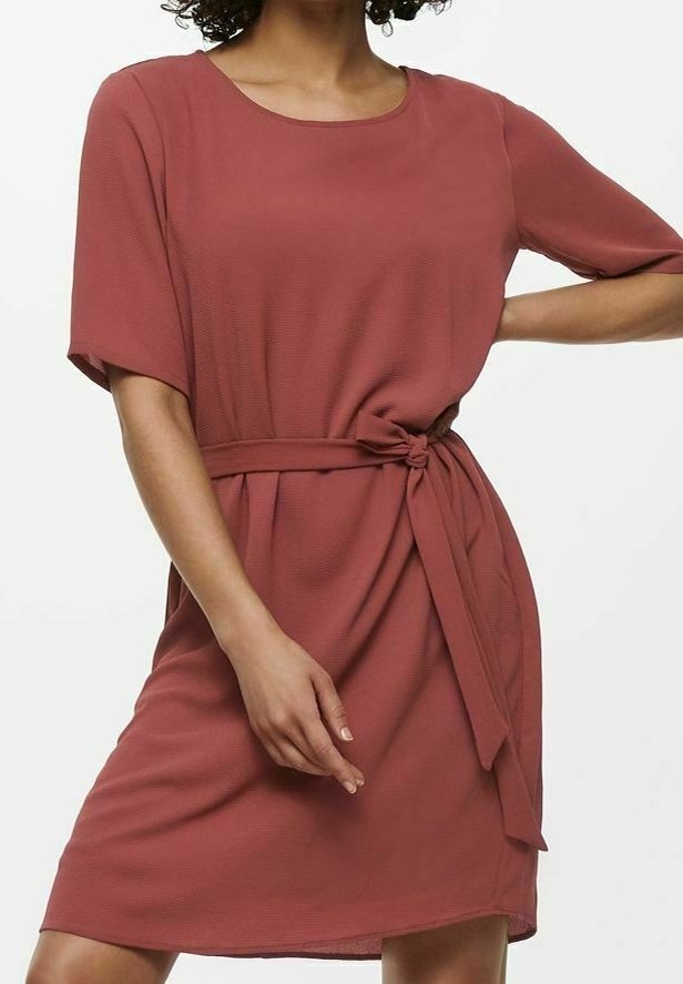 Robe rose framboise avec des manches courtes, un col rond et un détail de taille nouée. Tissu doux et texturé, design longueur genoux.