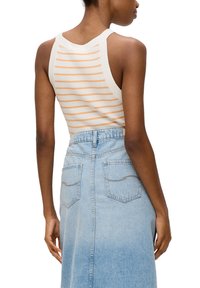 Weißes, geripptes Tanktop mit orangen Streifen, kombiniert mit einem hellblauen Jeansrock mit zwei Gesäßtaschen und einem taillierten Bund.
