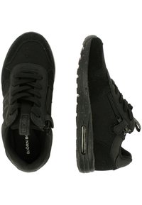 Zwarte sneakers van stof en synthetische materialen, met een zijrits, een gepadded tong en een gestructureerde zool met luchtkussen.