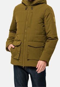 Olivgrön vadderad jacka med huva, dragkedja och två framfickor; har ett quiltat mönster och justerbar dragsko.