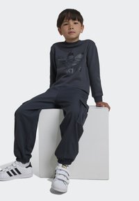 adidas Originals CREW SET - Tuta - carbon