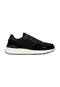 Schwarzer sportlicher Sneaker mit einer Kombination aus mattem und Wildleder-Textur, ausgestattet mit einer weißen Zwischensohle, runder Spitze und Schnürsystem.