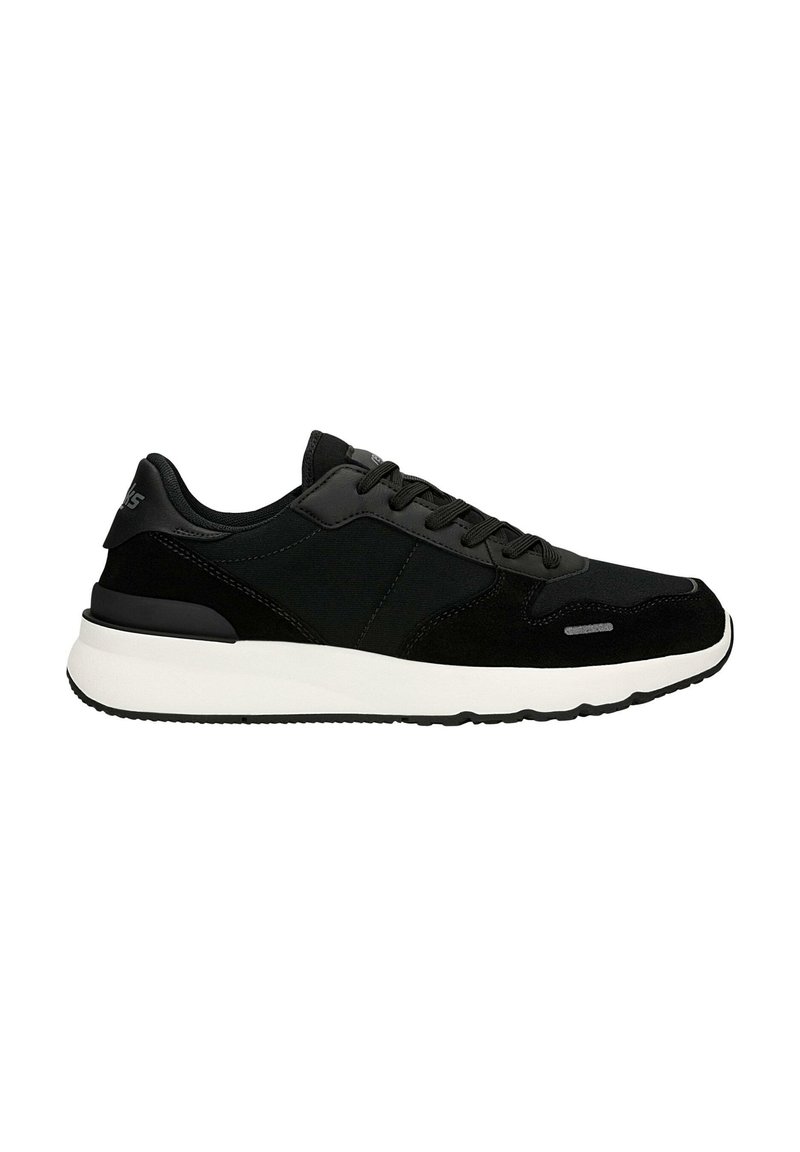 Schwarzer sportlicher Sneaker mit einer Kombination aus mattem und Wildleder-Textur, ausgestattet mit einer weißen Zwischensohle, runder Spitze und Schnürsystem.