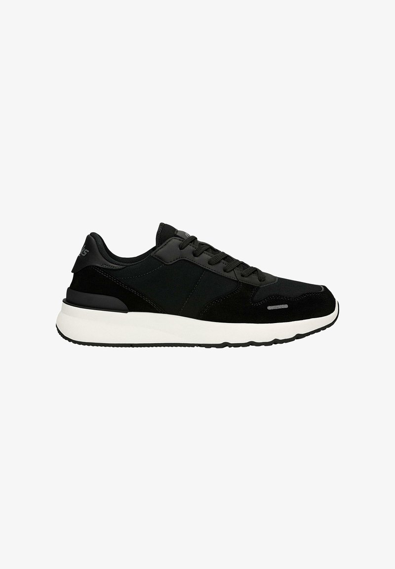 Schwarzer sportlicher Sneaker mit einer Kombination aus mattem und Wildleder-Textur, ausgestattet mit einer weißen Zwischensohle, runder Spitze und Schnürsystem.